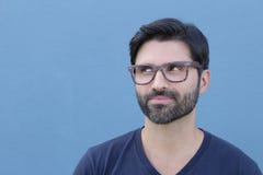 Человек думая что-то положительное с космосом экземпляра стоковое изображение rf Человек думая что-то положительное с космосом экземпляра стоковое изображение rf