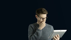 Человек ухищренного битника творческий думает что ipad таблетки касание цифровое получает идею, которая скачет вверх как символич сток-видео Человек ухищренного битника творческий думает что ipad таблетки касание цифровое получает идею, которая скачет вверх как символич сток-видео