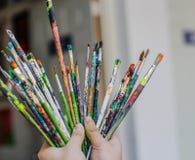 Человеческие руки с щетками искусства стоковые изображения rf Человеческие руки с щетками искусства стоковые изображения rf