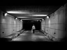 человек skateboarding в тоннеле стоковые фотографии rf человек skateboarding в тоннеле стоковые фотографии rf