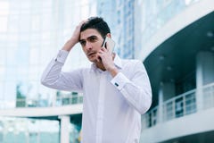 Человек бедствия телефонного звонка коммерческой задачи финансовый стоковые фото Человек бедствия телефонного звонка коммерческой задачи финансовый стоковые фото