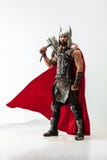 Человек в cosplaying Торе изолированный на белой предпосылке студии стоковое изображение rf Человек в cosplaying Торе изолированный на белой предпосылке студии стоковое изображение rf