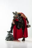 Человек в cosplaying Торе изолированный на белой предпосылке студии стоковые фотографии rf Человек в cosplaying Торе изолированный на белой предпосылке студии стоковые фотографии rf