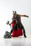 Человек в cosplaying Торе изолированный на белой предпосылке студии стоковые изображения Человек в cosplaying Торе изолированный на белой предпосылке студии стоковые изображения