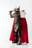 Человек в cosplaying Торе изолированный на белой предпосылке студии стоковые изображения rf Человек в cosplaying Торе изолированный на белой предпосылке студии стоковые изображения rf