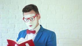 Человек в белой маске читая книгу Человек в белой маске читая книгу