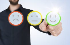 Человек в интерфейсе с кнопками smiley оценки, концепции голубой рубашки касающем просвечивающем обратной связи с клиентом стоковые фотографии rf Человек в интерфейсе с кнопками smiley оценки, концепции голубой рубашки касающем просвечивающем обратной связи с клиентом стоковые фотографии rf