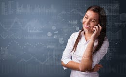Человек говоря по телефону с диаграммой и отчетом на переднем плане стоковые фото Человек говоря по телефону с диаграммой и отчетом на переднем плане стоковые фото