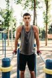 Человек делая тренировку на параллельных брусьях, вид спереди стоковые фотографии rf Человек делая тренировку на параллельных брусьях, вид спереди стоковые фотографии rf