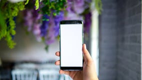 Человек держа экран дисплея smartphone пустой для графического монтажа стоковые изображения rf Человек держа экран дисплея smartphone пустой для графического монтажа стоковые изображения rf