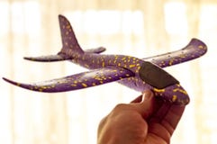 Человек держит самолет и мечты детей пластиковый быть пилотом r стоковое фото Человек держит самолет и мечты детей пластиковый быть пилотом r стоковое фото