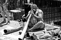 Человек играя didgeridoo стоковое изображение Человек играя didgeridoo стоковое изображение