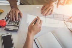 Человек инженера работая с осмотром чертежей в рабочем месте в офисе Концепция инструментов и конструкции инженерства Архитектор стоковое фото Человек инженера работая с осмотром чертежей в рабочем месте в офисе Концепция инструментов и конструкции инженерства Архитектор стоковое фото