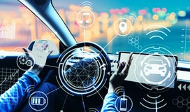 Человек используя автомобиль в режиме автопилота стоковая фотография rf Человек используя автомобиль в режиме автопилота стоковая фотография rf