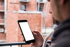 Человек используя современный передвижной smartphone Снятый с взглядом трех-персоны, пустой экран стоковые изображения Человек используя современный передвижной smartphone Снятый с взглядом трех-персоны, пустой экран стоковые изображения