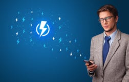 Человек используя телефон с концепцией силы стоковые изображения rf Человек используя телефон с концепцией силы стоковые изображения rf
