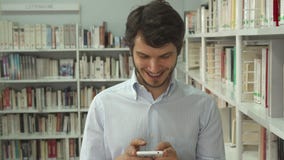 Человек ищет книга на библиотеке стоковое изображение Человек ищет книга на библиотеке стоковое изображение