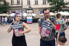 Человек Кракова, Польши, 1-ое июня 2018, a и женщина с плакатами внутри стоковая фотография rf Человек Кракова, Польши, 1-ое июня 2018, a и женщина с плакатами внутри стоковая фотография rf