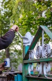 Человек красит дверь с краской для защиты продукта от корозии стоковые изображения rf Человек красит дверь с краской для защиты продукта от корозии стоковые изображения rf