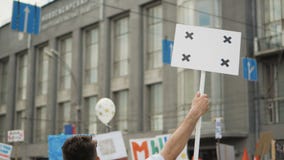 Человек на политической встрече с знаменем с пунктами для отслеживать для того чтобы скопировать текст космоса Человек на политической встрече с знаменем с пунктами для отслеживать для того чтобы скопировать текст космоса