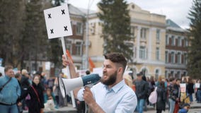 Человек на политической забастовке с знаменем с пунктами для отслеживать для того чтобы скопировать текст космоса Человек на политической забастовке с знаменем с пунктами для отслеживать для того чтобы скопировать текст космоса