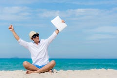 Человек образа жизни молодой азиатский ослабляя после работы на компьтер-книжке пока сидящ на красивом пляже, независимой работе стоковая фотография rf Человек образа жизни молодой азиатский ослабляя после работы на компьтер-книжке пока сидящ на красивом пляже, независимой работе стоковая фотография rf