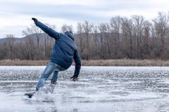 Человек падая вниз катание на коньках промежутка времени Коньки снега от разбрасывают в партии стоковая фотография Человек падая вниз катание на коньках промежутка времени Коньки снега от разбрасывают в партии стоковая фотография