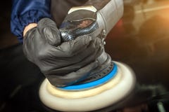 Человек полирует переднее стекло стоковые изображения Человек полирует переднее стекло стоковые изображения