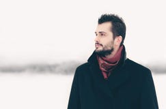 Человек портрета зимы бородатый элегантный смотрит в сторону на снежном стоковое изображение Человек портрета зимы бородатый элегантный смотрит в сторону на снежном стоковое изображение