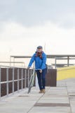 Человек портрета старший идя с его велосипедом в улице стоковая фотография Человек портрета старший идя с его велосипедом в улице стоковая фотография