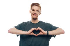 Человек портрета счастливый красивый делает сердце с оружиями стоковая фотография Человек портрета счастливый красивый делает сердце с оружиями стоковая фотография