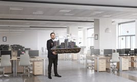 Человек представляя модель конструкции Мультимедиа стоковые изображения rf Человек представляя модель конструкции Мультимедиа стоковые изображения rf