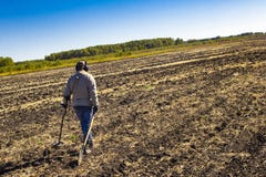 Человек при электронный прибор металлоискателя работая на предпосылке outdoors Фотография конца-вверх искать процесс стоковая фотография Человек при электронный прибор металлоискателя работая на предпосылке outdoors Фотография конца-вверх искать процесс стоковая фотография