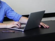 Человек работая с компьютером в офисе стоковое фото Человек работая с компьютером в офисе стоковое фото