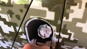 Человек раскрывает и закрывает бензобак военного виллиса сток-видео Человек раскрывает и закрывает бензобак военного виллиса сток-видео