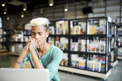 Человек с белокурым mohawk думая об исследовании университета стоковое фото rf Человек с белокурым mohawk думая об исследовании университета стоковое фото rf