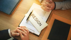 Человек с уведомлением об отставке для прекращенный работе к менеджеру человеческих ресурсов стоковые фотографии rf Человек с уведомлением об отставке для прекращенный работе к менеджеру человеческих ресурсов стоковые фотографии rf