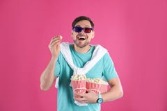 Человек со стеклами 3D и вкусным попкорном стоковое фото Человек со стеклами 3D и вкусным попкорном стоковое фото