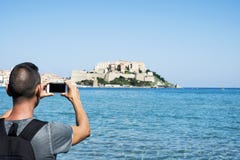 Человек фотографируя Calvi, в Корсике, Франция стоковые изображения Человек фотографируя Calvi, в Корсике, Франция стоковые изображения