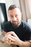 Человек эмоционально споря к камере стоковое фото rf Человек эмоционально споря к камере стоковое фото rf
