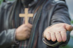 Человеческая рука держит крест и открытая ладонь вверх поклоняется Евхаристия Thera стоковое фото Человеческая рука держит крест и открытая ладонь вверх поклоняется Евхаристия Thera стоковое фото