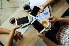 Человеческие руки используют передвижное касание совместно, работу команды дела с мобильным телефоном и диаграмму капиталовложени стоковые изображения rf Человеческие руки используют передвижное касание совместно, работу команды дела с мобильным телефоном и диаграмму капиталовложени стоковые изображения rf