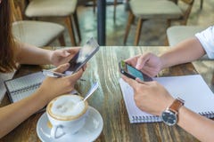 Человеческие руки используя smartphone стоковое изображение Человеческие руки используя smartphone стоковое изображение
