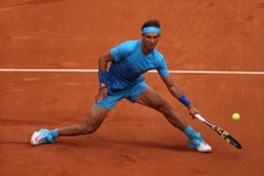 14 чемпионов Рафаэль Nadal грэнд слэм времен в действии во время его третьей спички круга на Roland Garros 2015 стоковые изображения 14 чемпионов Рафаэль Nadal грэнд слэм времен в действии во время его третьей спички круга на Roland Garros 2015 стоковые изображения