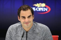 19 чемпионов Роджер Federer грэнд слэм времен во время пресс-конференции после потери на спичке четвертьфинала на США раскрывает стоковое изображение 19 чемпионов Роджер Federer грэнд слэм времен во время пресс-конференции после потери на спичке четвертьфинала на США раскрывает стоковое изображение