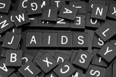 Черная буква кроет говорить черепицей слово & x22 по буквам; aids& x22; стоковые изображения rf Черная буква кроет говорить черепицей слово & x22 по буквам; aids& x22; стоковые изображения rf