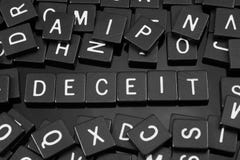Черная буква кроет говорить черепицей слово & x22 по буквам; deceit& x22; стоковые изображения Черная буква кроет говорить черепицей слово & x22 по буквам; deceit& x22; стоковые изображения