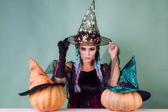 черная ведьма шлема halloween веника Женщина представляя с тыквой Фонарик jack тыквы головной выходка обслуживания Мода очаровани стоковые фотографии rf черная ведьма шлема halloween веника Женщина представляя с тыквой Фонарик jack тыквы головной выходка обслуживания Мода очаровани стоковые фотографии rf