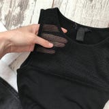Черная женская верхняя часть на деревянной предпосылке стоковые изображения rf Черная женская верхняя часть на деревянной предпосылке стоковые изображения rf