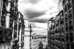Черно-белое фото взгляда от Montmartre к лету Парижу и красивому облачному небу Франция paris Стоковое Изображение RF Черно-белое фото взгляда от Montmartre к лету Парижу и красивому облачному небу Франция paris Стоковое Изображение RF